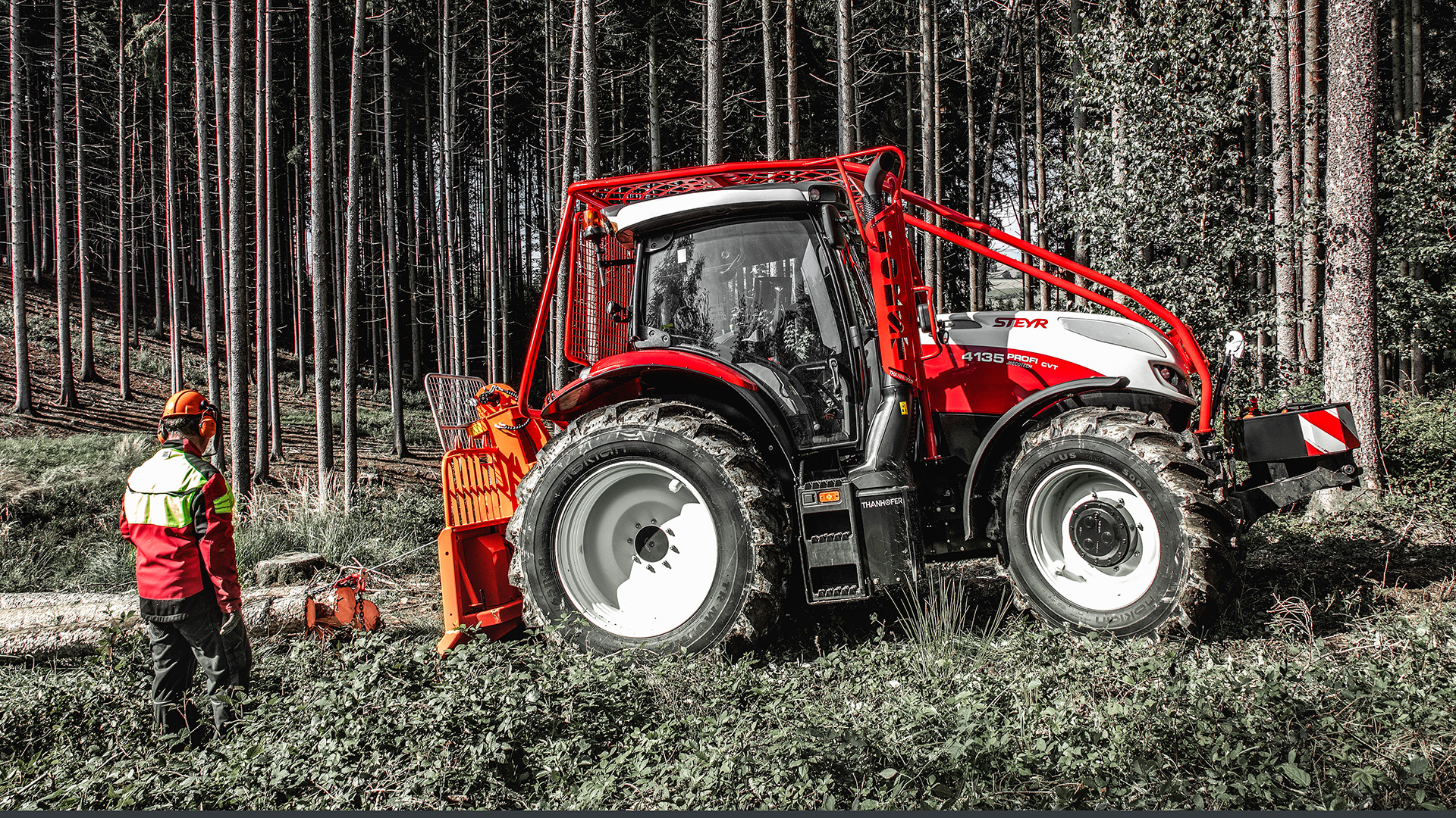 Steyr Profi CVT Traktor mit Forstschutz im Frost und Arbeiter mit Helm