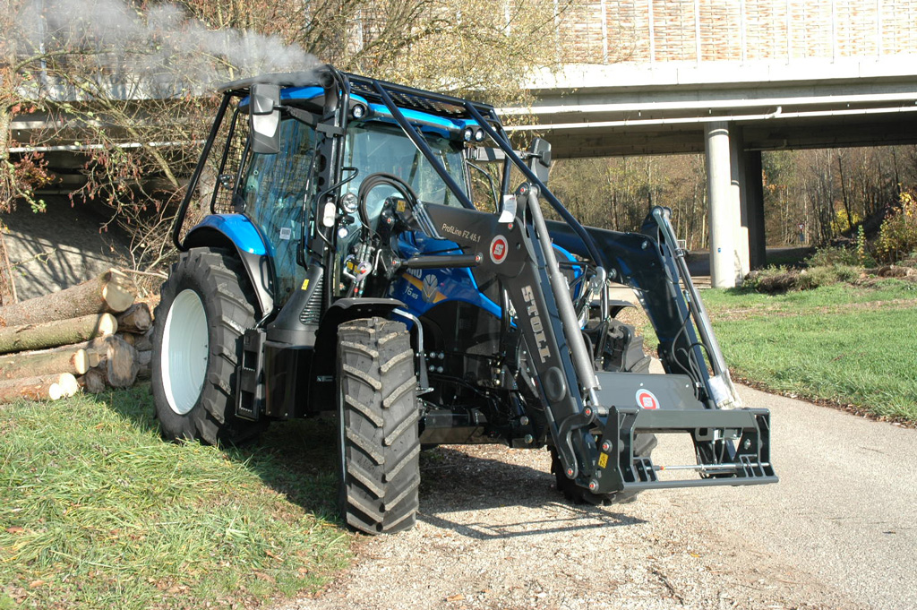 New Holland Traktor mit Schutz für Forst