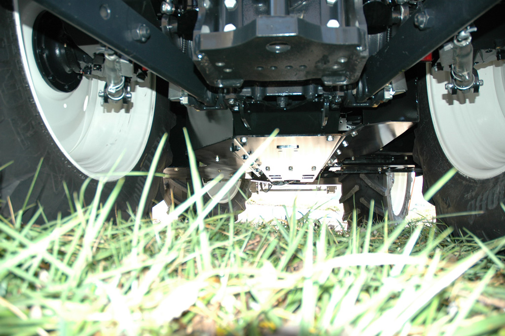 New Holland Traktor mit Bodenschutzplatte im Detail