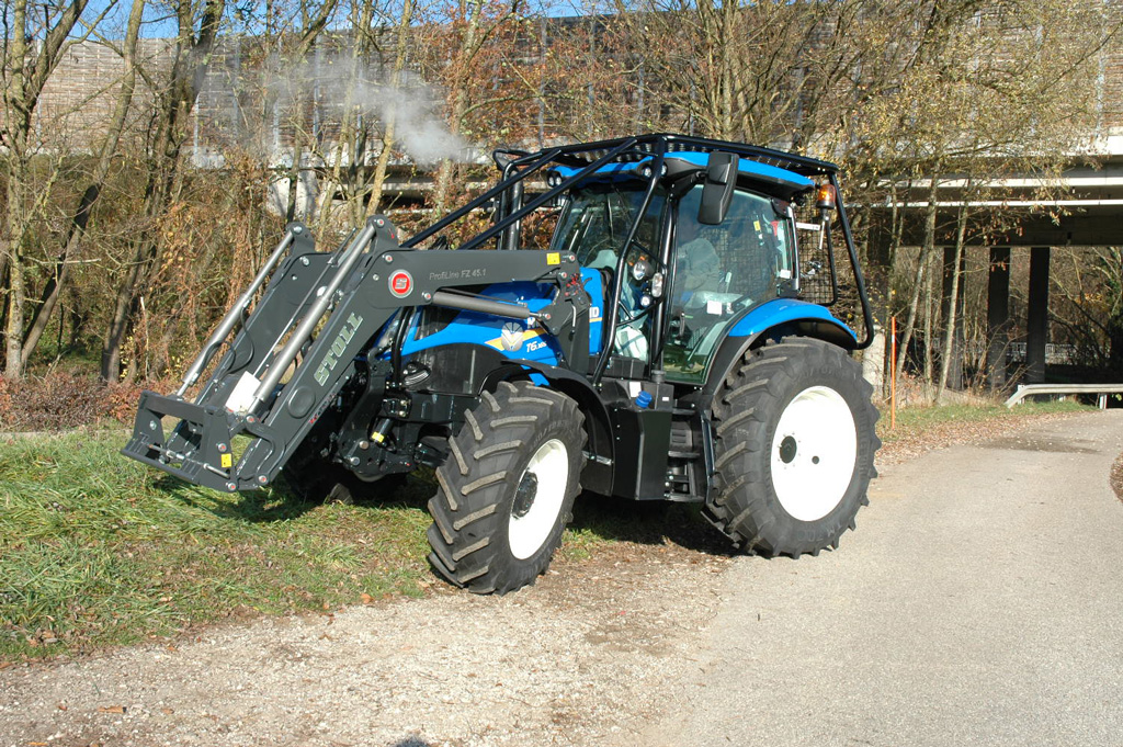 Blauer New Holland Traktor mit Forstschutz