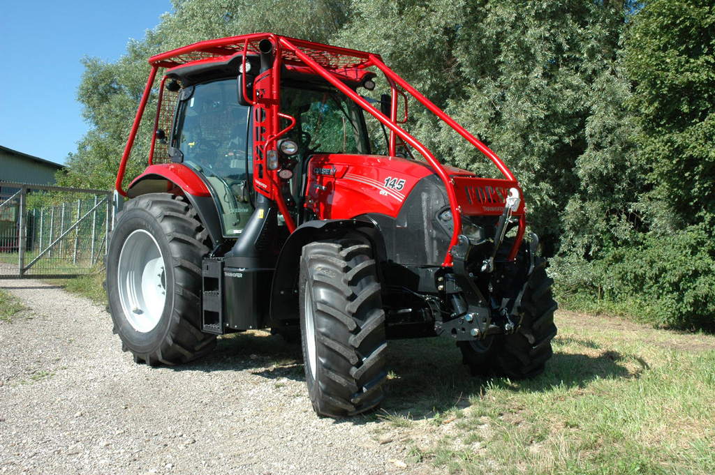 Case III Traktor mit Forstschutz