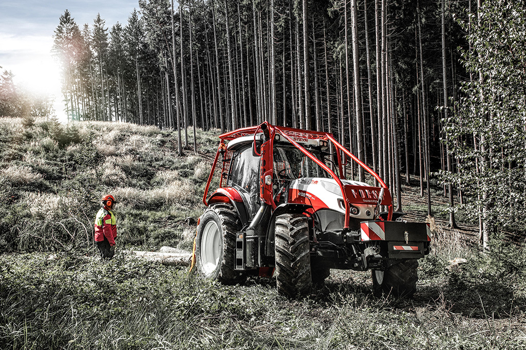 Steyr CVT Profi Forstschutz im Forst mit Arbeiter mit Helm