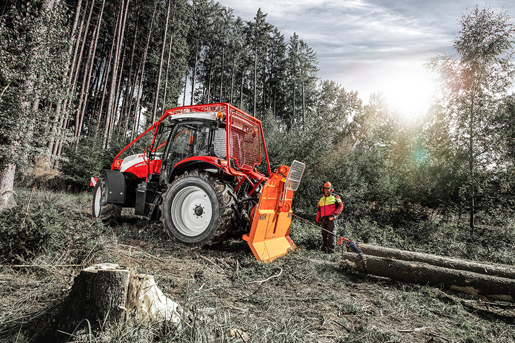 Steyr CVT Profi Forstschutz mit Forstarbeiter