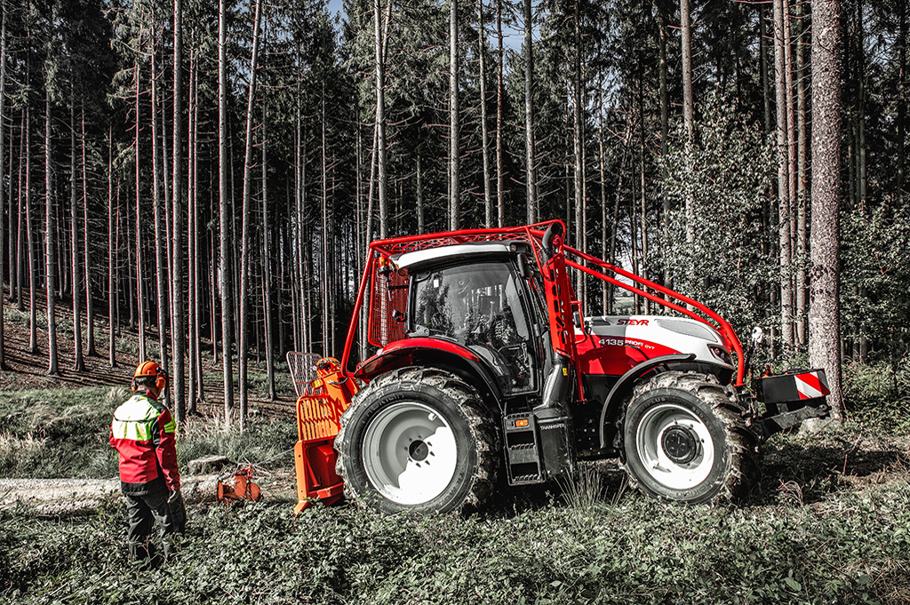 Steyr CVT Profi Forstschutz mit Forstarbeiter